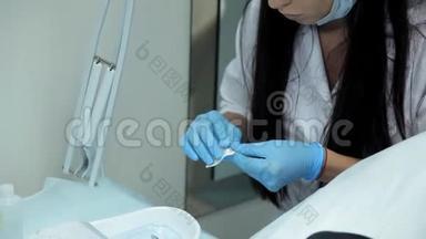 医生-美容师将在开始手术前用透明质酸打印注射器，以增加嘴唇
